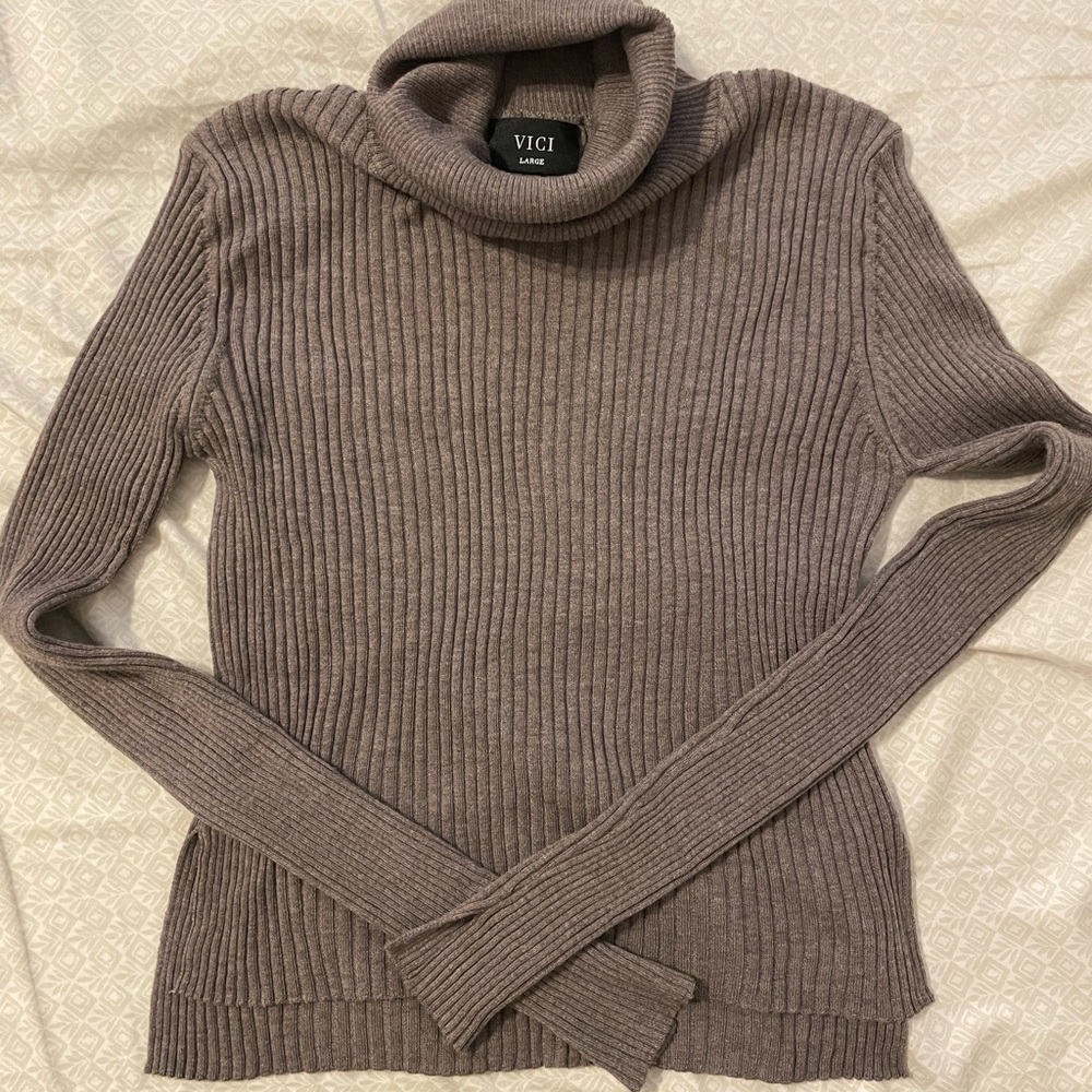 Vici ribbed cropped turtleneck sweater. Grey/brown. Size large